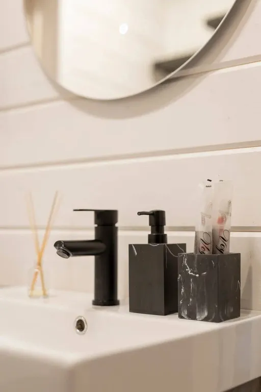 Домик в лесу с камином и баней