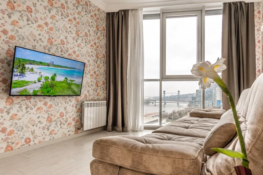 Видовая квартира на набережной с витражными окнами