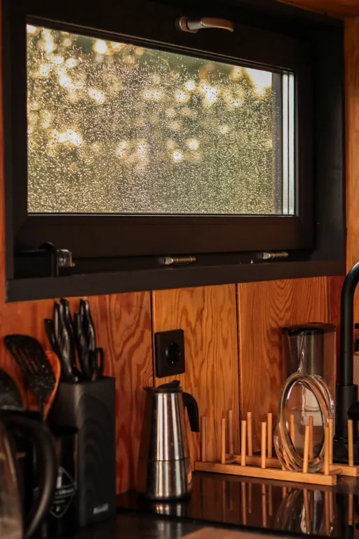 Эстетичный мини-домик с горячими ваннами и купелью