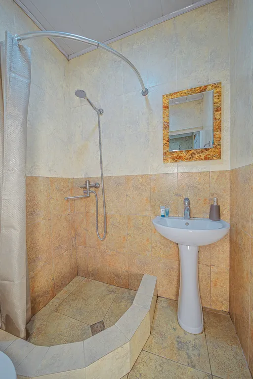 Двухкомнатный дом в старом городе c просторной спальней и кухней