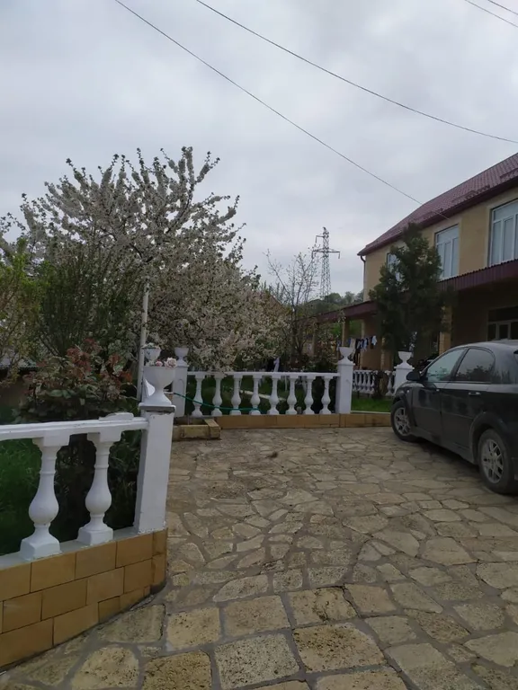 Уютный дом возле крепости