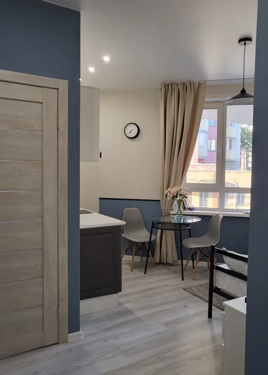 Blue studio - студия с окном в ванной комнате и видом на лес