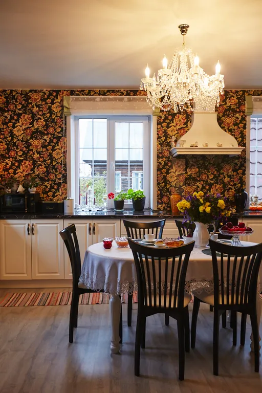 Уютный светлый дом в окружении природы