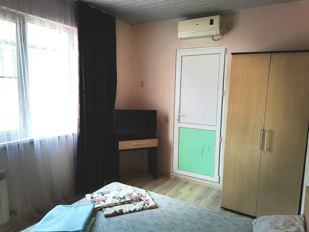 Уютная комната, удобства отдельно, на территории частного дома в центр