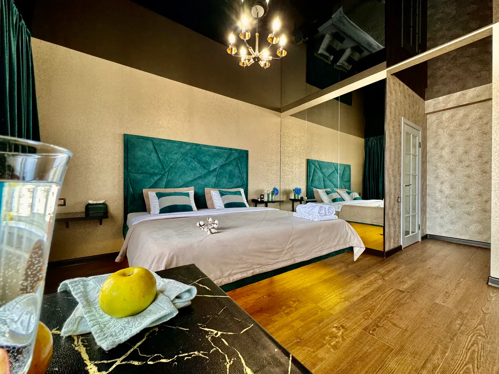 Студия с огромной парящей кроватью