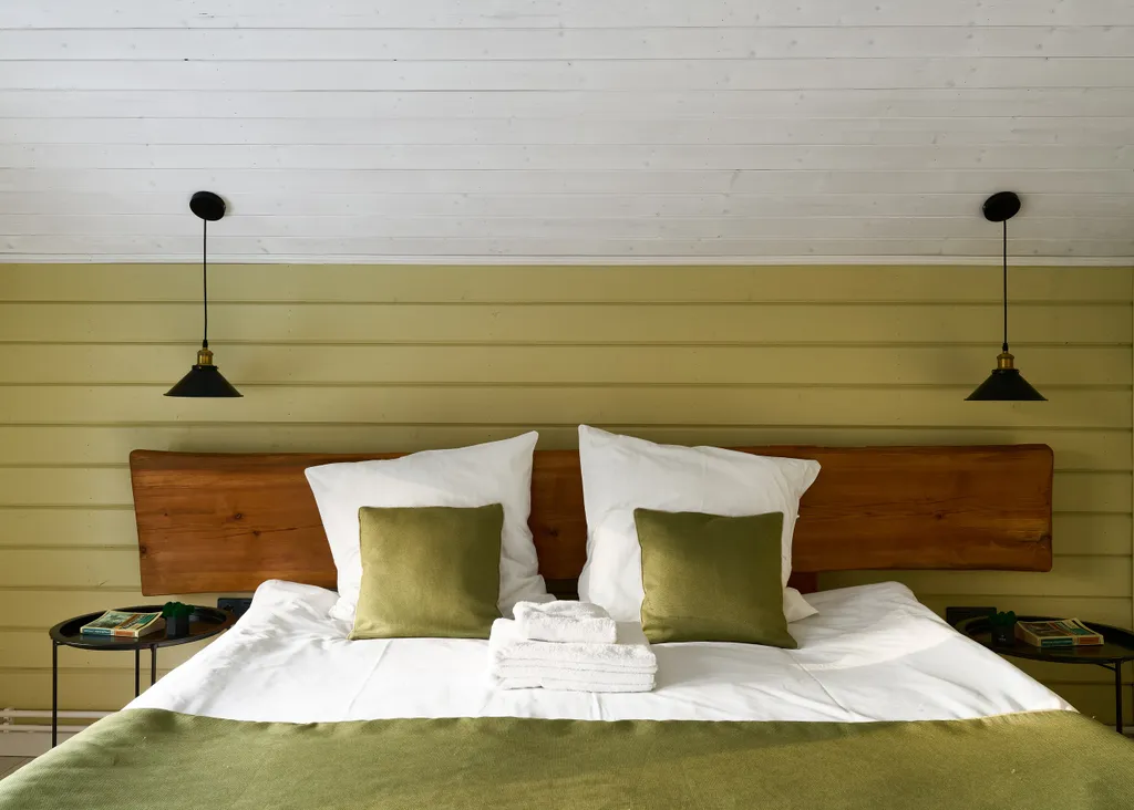 Дом в лесу у озера