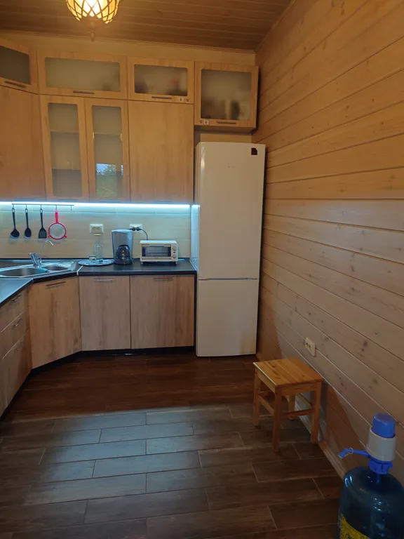 Дом с камином и панорамными окнами в сад