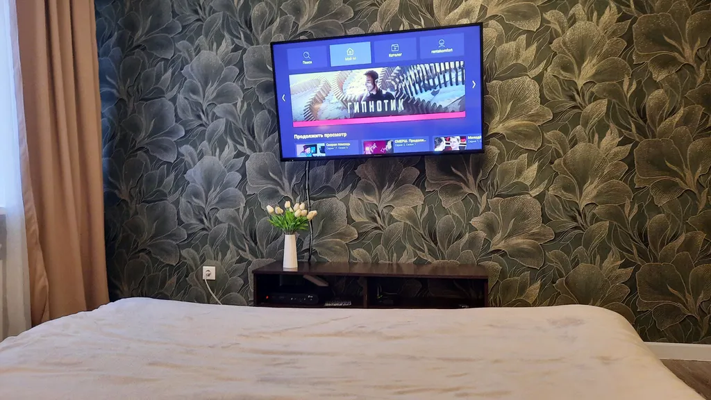 Светлая квартира с большой кроватью и Smart TV