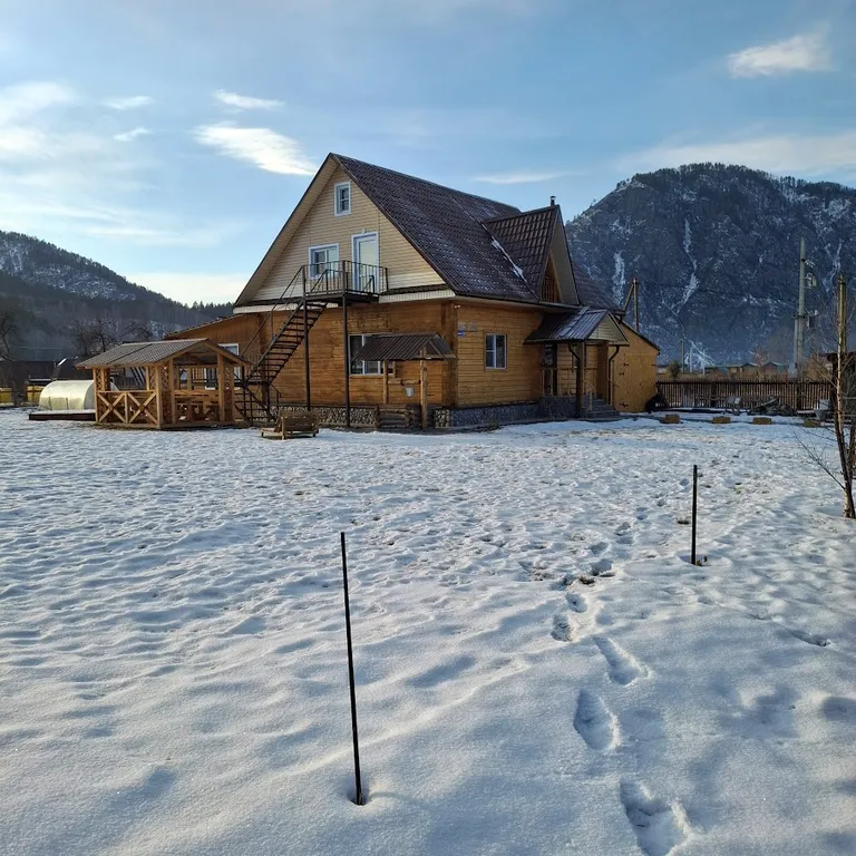 Уютная студия с видом на Катунь и Гору