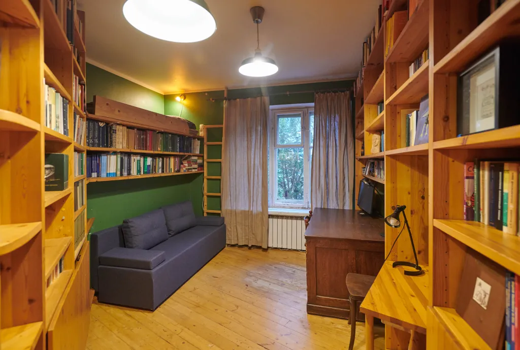 Квартира Квартира Старинная мебель в лучах солнца — Москва