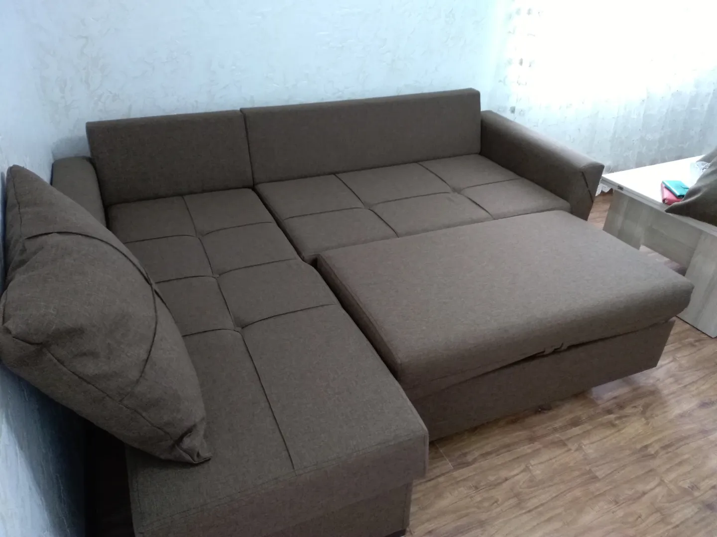 угловой раскладной диван в разобранном состоянии, на 2 полноценных места