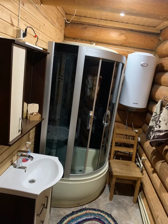 Усадьба Медвежий угол в лесу на берегу озера