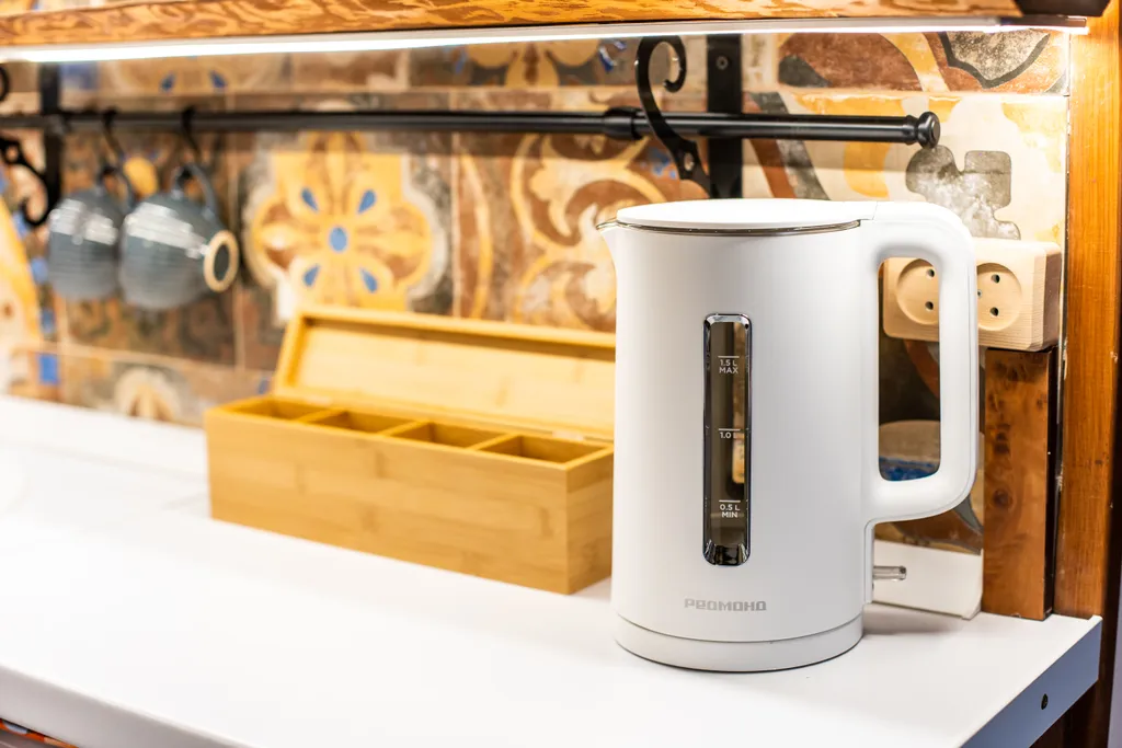 Романтическая студия с камином и балконом в старинном особняке