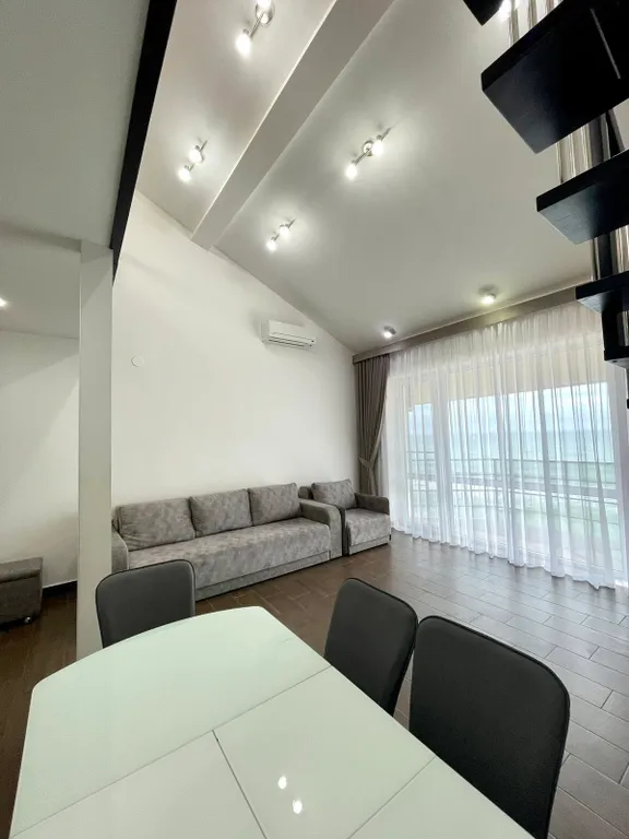 Эллинг на берегу моря