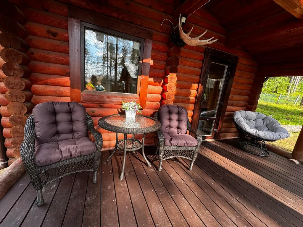 Дом с верандой из бревна у озера