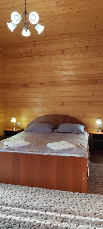 Квартира Номера оббиты сибирским кедром, 3 минуты до моря, закрытая парковка — аренда посуточно в Пересыпь