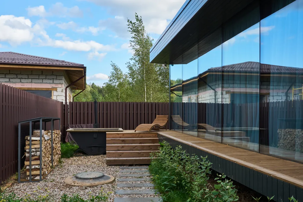 Домик у реки с камином, сауной и чаном