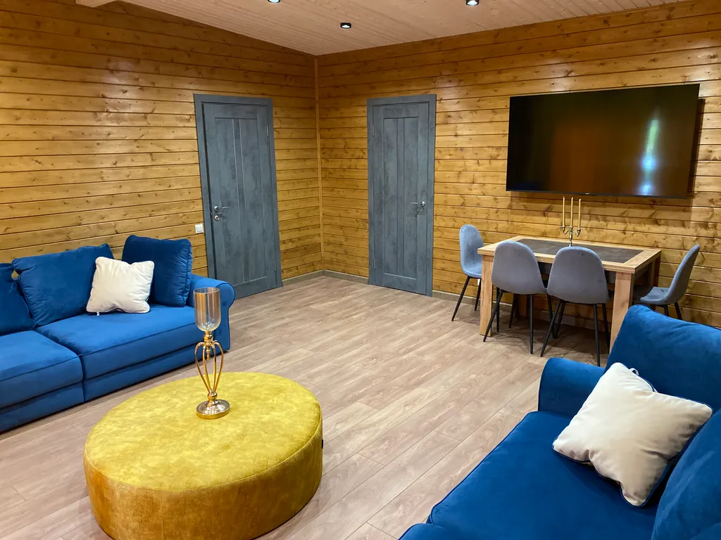 Дом у реки со своим мостком