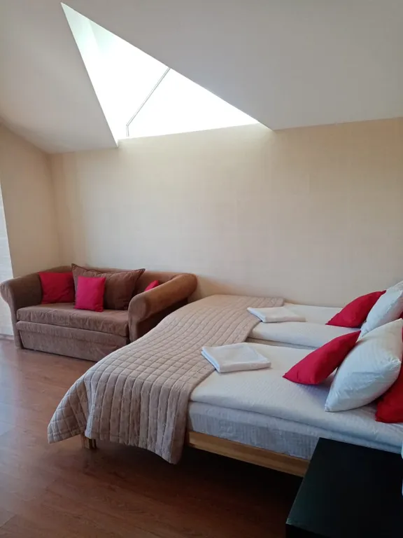 Уютный дом на берегу реки