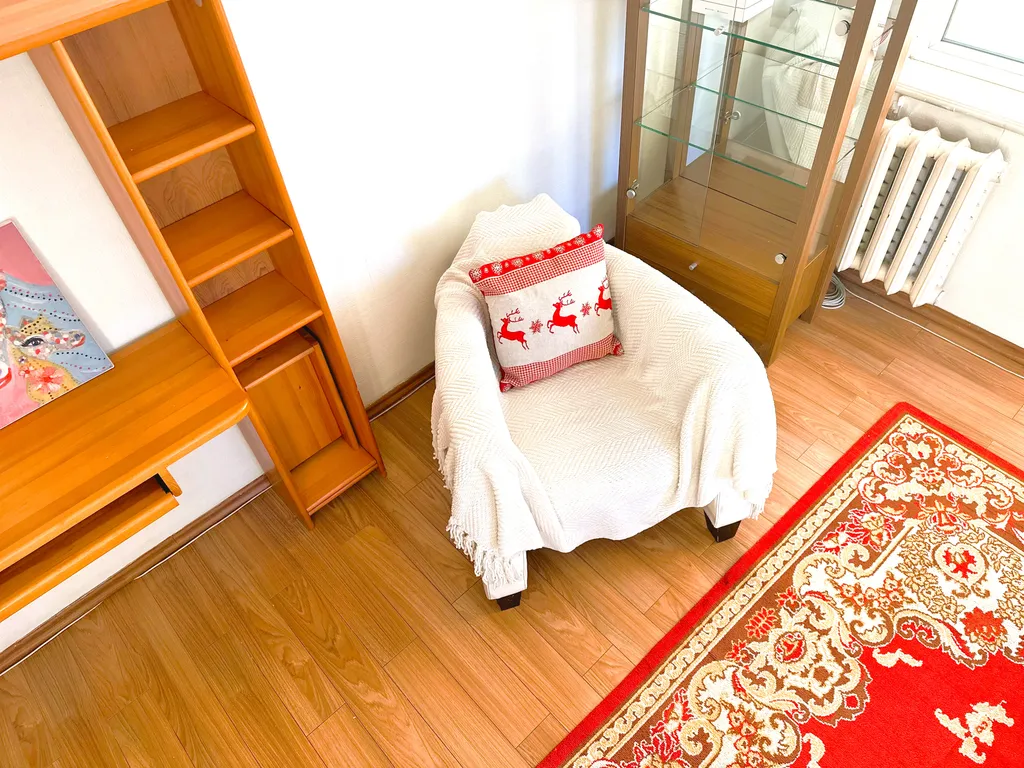 Apartment 44, spacious living area, separate kitchen & 1 bedroom