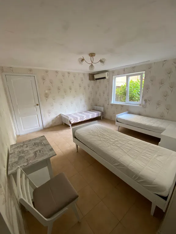 Трёхместный номер на 1-м этаже с кондиционером и общим санузлом