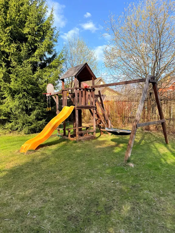 Уютный дом у березок