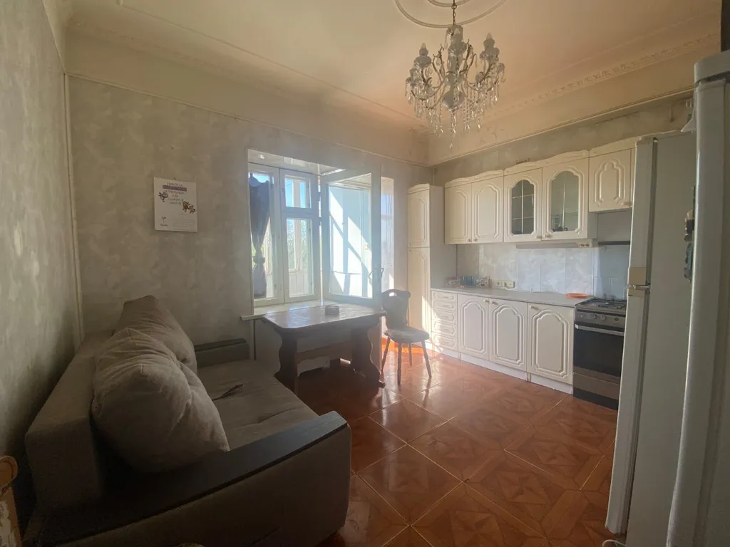 Розовая комната с персональным компьютером