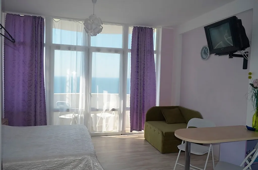 Видовая Квартира-студия на троих в Мисхоре с балконом у моря