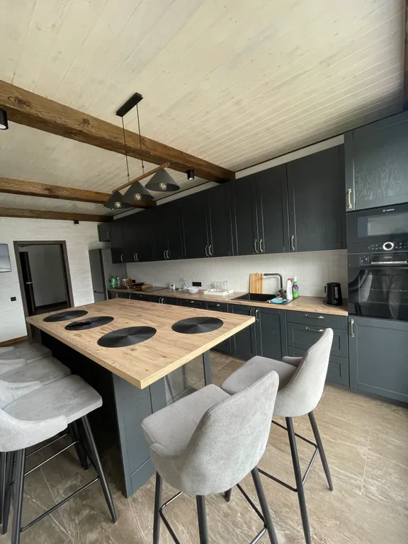 Коттедж для отдыха вблизи леса, с отдельной территорией и баней