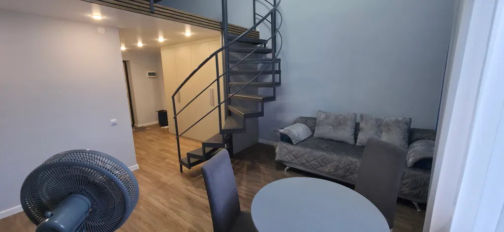 Современная, двухуровневая квартира