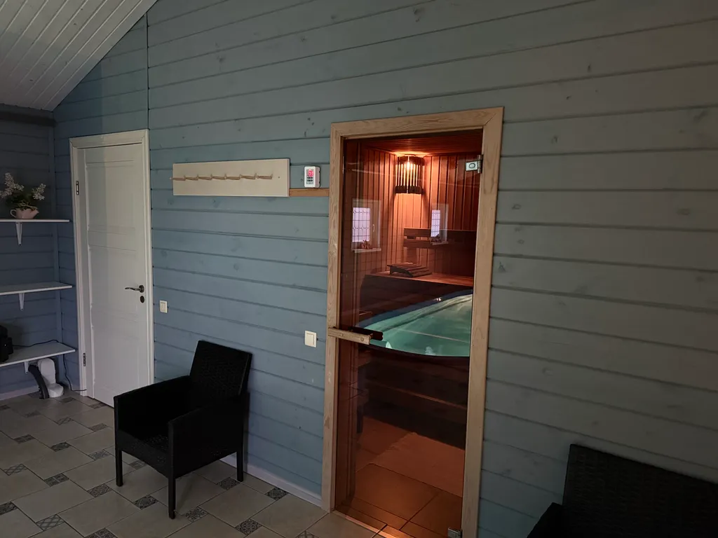 Загородный домик с бассейном и сауной