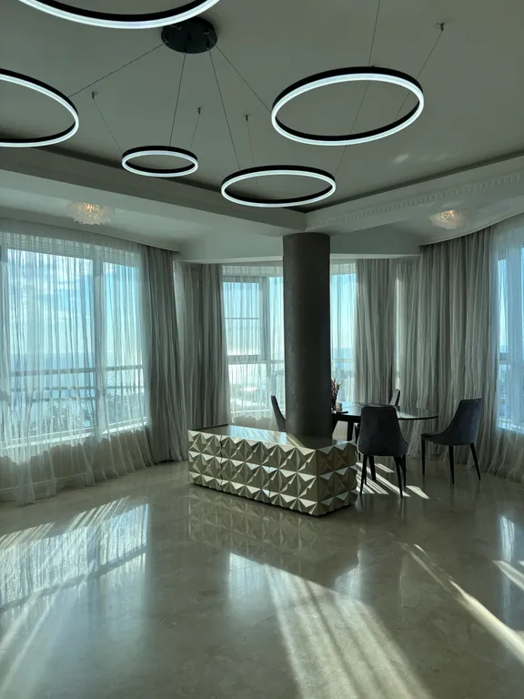 Пентхаус с видом на Морпорт в центре города