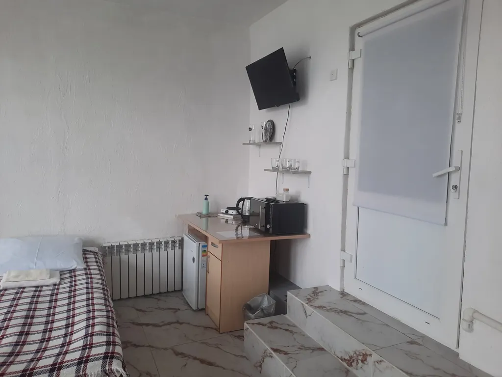 Комната с окнами в пол с видом на горы Белокурихи и город