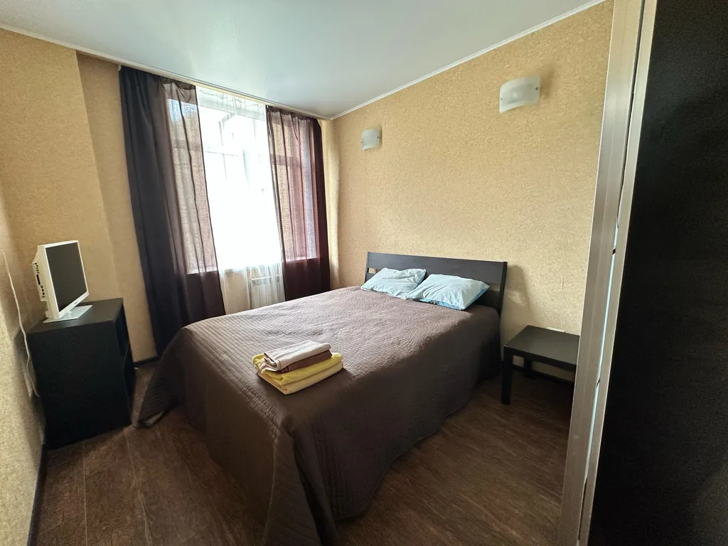 Евротрешка в самом центре с видом на канатку и горы