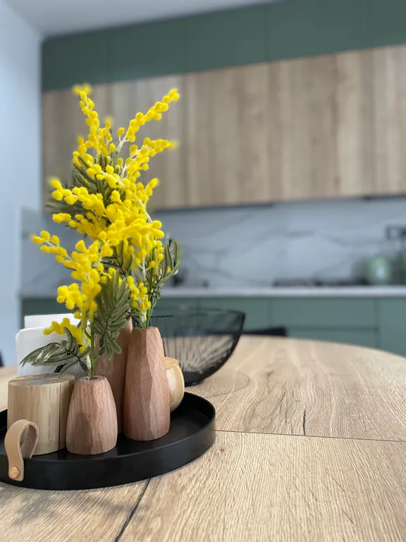 Новый коттедж с витражными окнами в центре