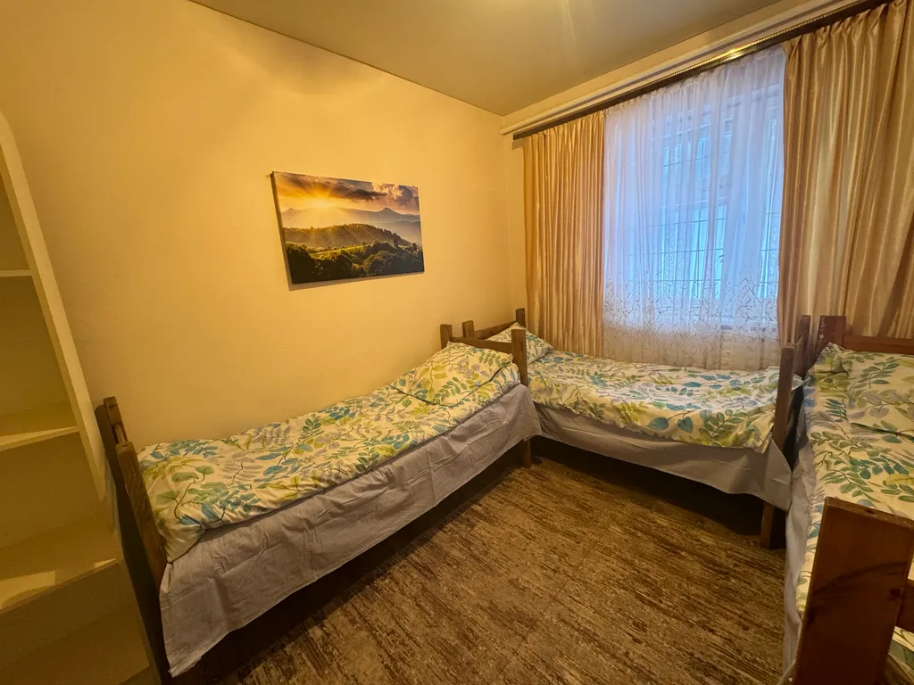 Трехместная комната с видом на горы