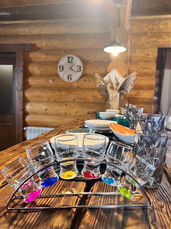 Красивый уютный бревенчатый дом с камином и видом на реку и церковь