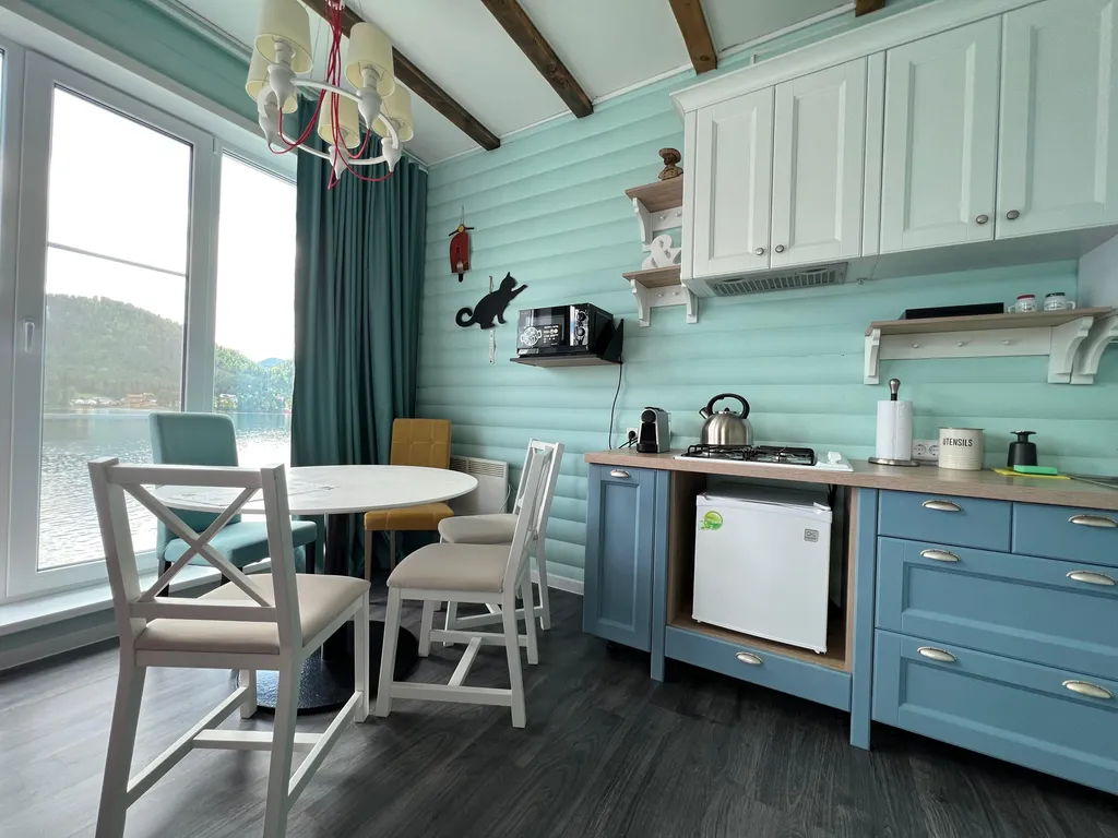 Дом америка на берегу телецкого озера