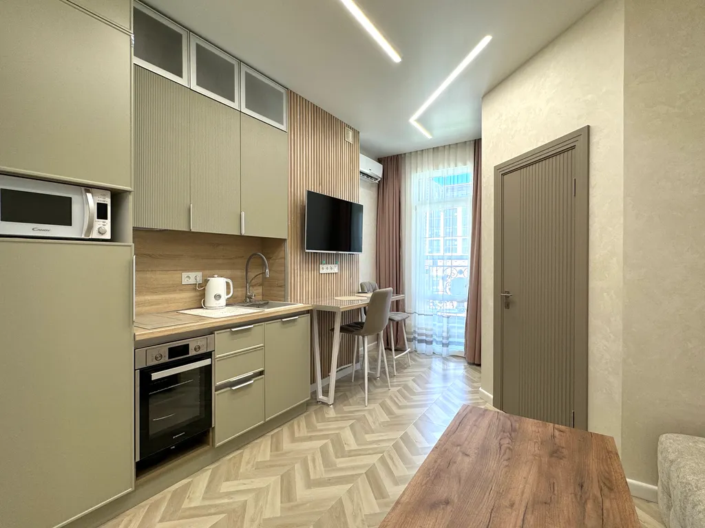 Евродвухкомнатный апартамент с балконом на первой линии