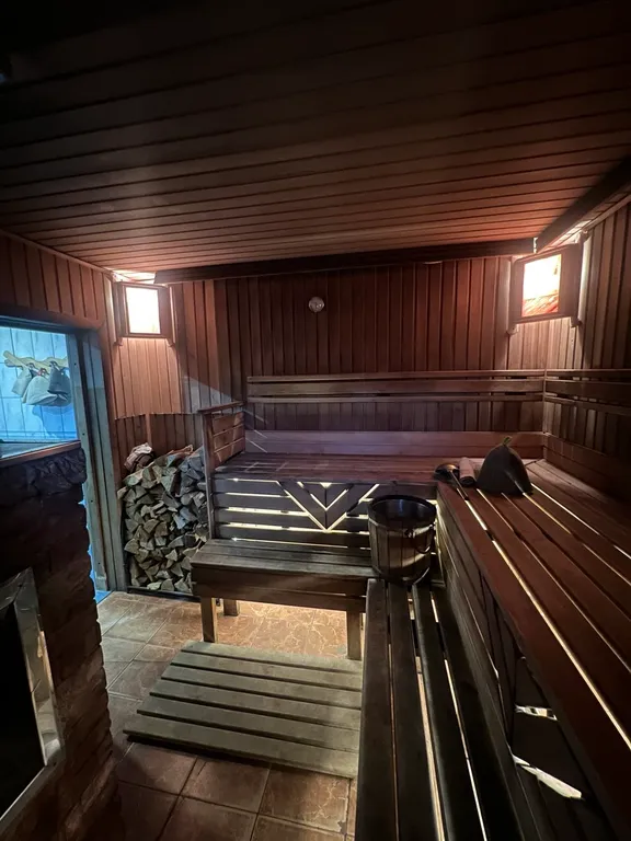 Уютный домик с баней, камином и террасой возле пруда