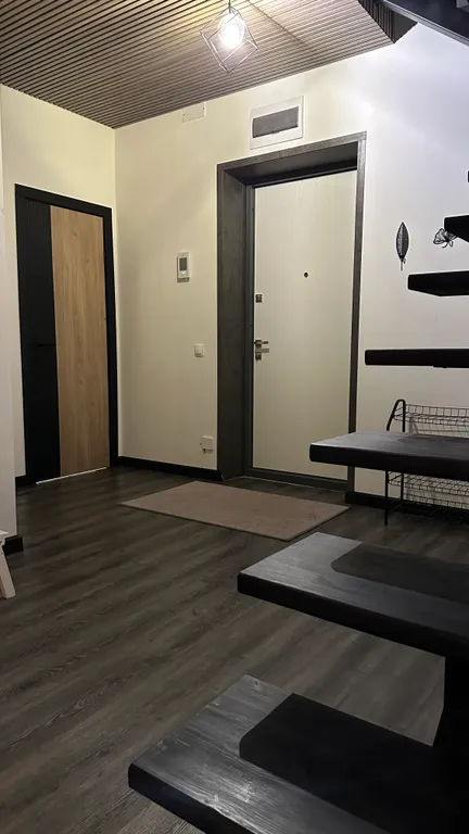 Двухуровневый лофт с 7-метровыми потолками и панорамными окнами