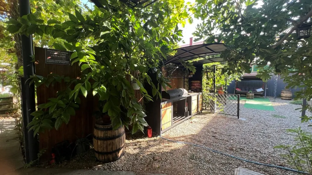 Домик коралл с бассейном в центре