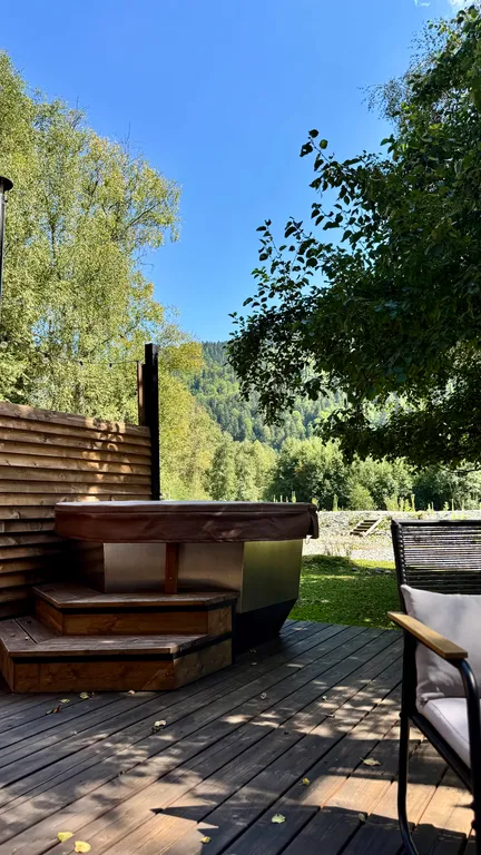 Вип шале на берегу реки, с банным чаном на террасе