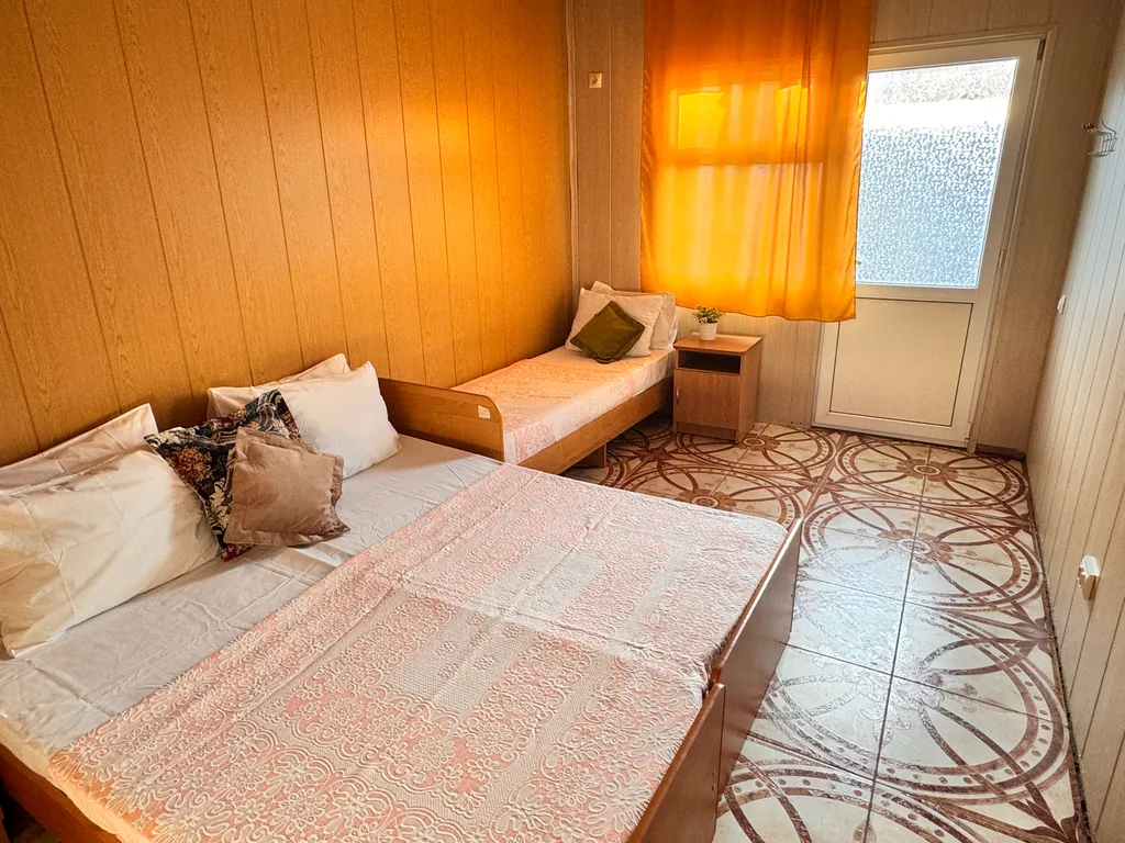 Номер на три человека с кондиционером, рядом с морем