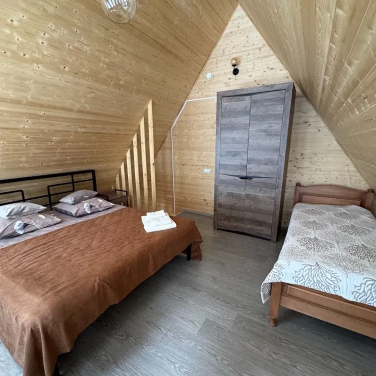 Афрейм в лесу с большой территорией