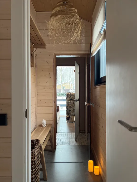 С сауной и камином одноэтажный барн в березовой роще