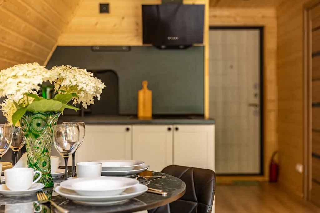 Дом шалаш в окружении леса рядом с озером