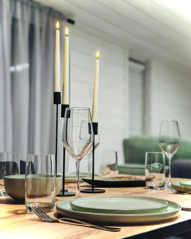 Дом у реки в сосновом лесу