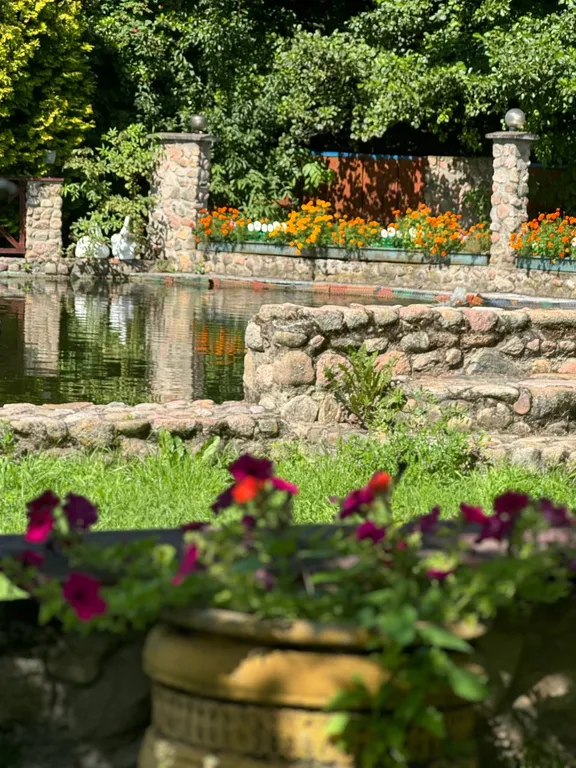 Уютный домик с баней, камином и террасой возле пруда