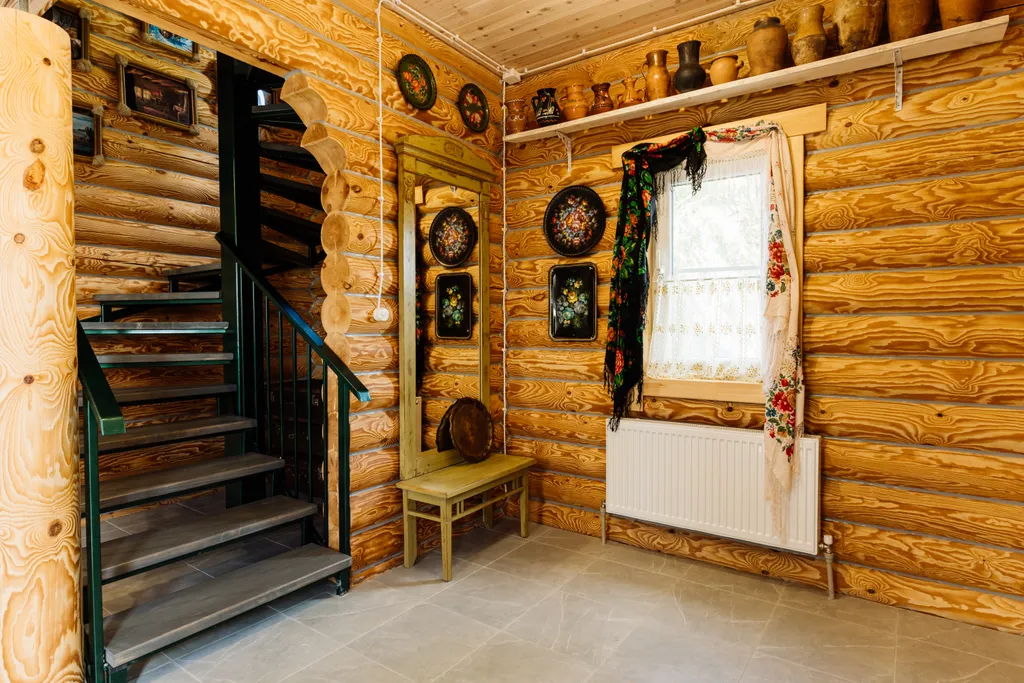 Двухэтажный сруб на берегу озера